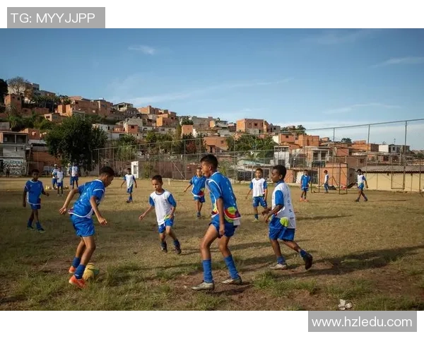 在学校足球场上我是一颗追逐梦想的足球，奔跑在青春的热血与激情中